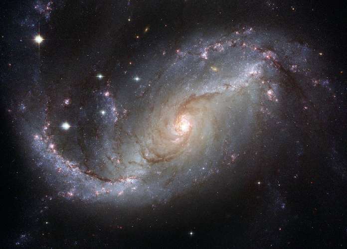 A galáxia em espiral NGC 1672 também é registrada pelo Hubble