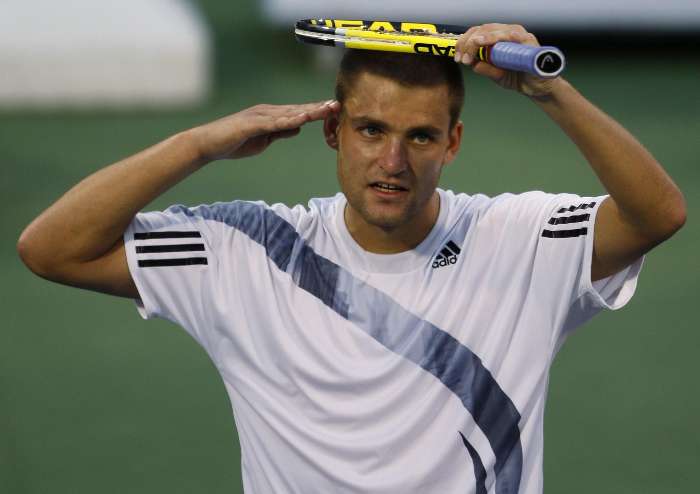 O russo Mikhail Youzhny comemora vitória sobre o sérvio Janko Tipsarevic no ATP de Dubai