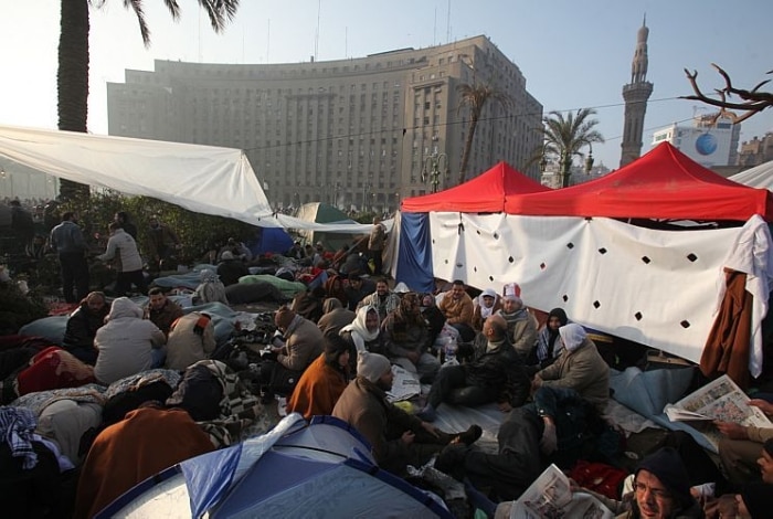 Na Praça Tahrir, egípcios protestam contra governo militar e comemoram um ano sem Hosni Mubarak