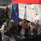 Na Praça Tahrir, egípcios protestam contra governo militar e comemoram um ano sem Hosni Mubarak
