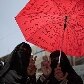 Mulheres escrevem frases de protestos no guarda-chuva pela saída de Saleh, no Iêmen