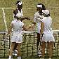 Venus e Serena Williams cumprimentam rivais após vitória e vaga na final de duplas em Wimbledon