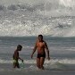 Ressaca tem ondas de até 3 metros nas praias do Rio