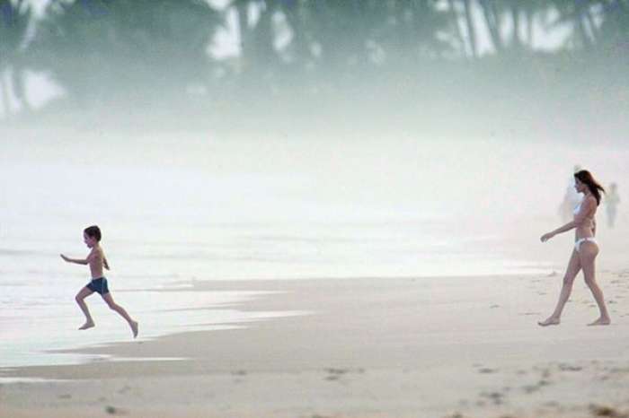 Carla Bruni aproveita o verão ao lado dos filhos na praia de Itacarezinho, na Bahia