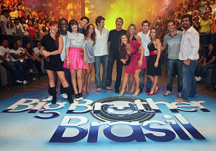 Pedro Bial e os participantes eliminados durante a oitava edição do Big Brother