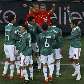Mexicanos reclamam do gol feito pelo argentino Tevez, que estava impedido no lance