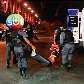 Sem qualquer cuidado, policiais carregam vítima para ambulância no Rio