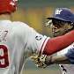 Weeks, do Brewers, tenta eliminar jogador na primeira base, mas Raul Ibañez, do Philies, atrapalha