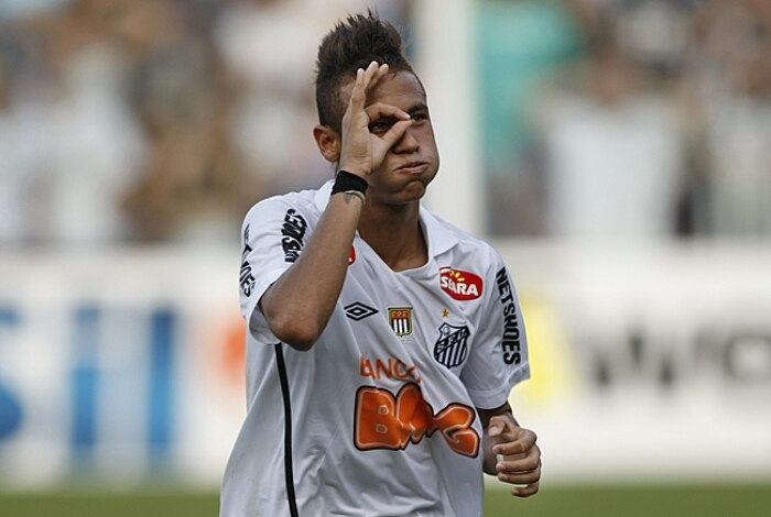 Neymar brinca imitando máscara no gol da vitória por 1 a 0 do Santos sobre a Ponte Preta