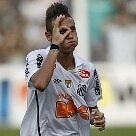 Esportes - Neymar brinca imitando máscara no gol da vitória por 1 a 0 do Santos sobre a Ponte Preta, na Vila Belmiro. Com o resultado, o Santos passou para a semifinal do Campeonato Paulista 2011 - Foto: José Patrício/AE
