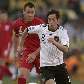 Mesut Ozil, destaque da Alemanha na partida, domina a bola e recebe marcação do inglês Terry 