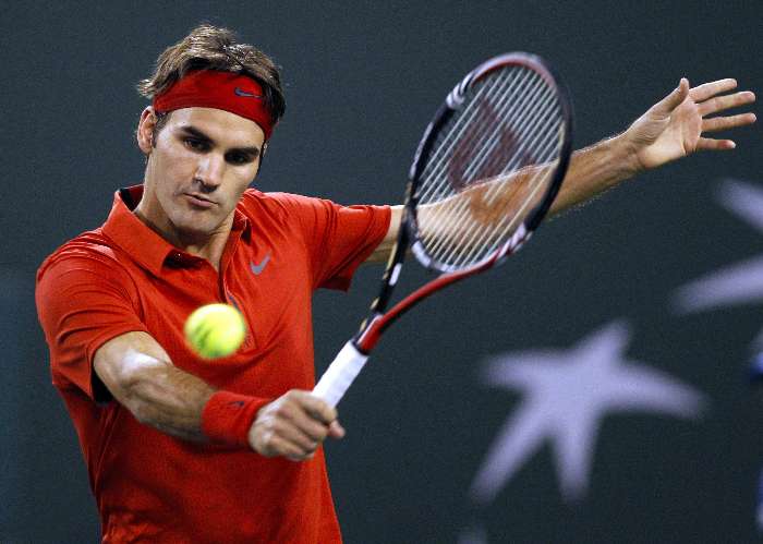 O suíço Roger Federer devolve bola contra o romeno Victor Hanescu, pelo Masters de Indian Wells
