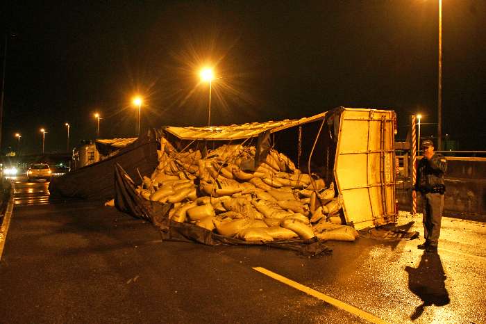 Carreta com carga de açúcar tombou na Marginal do Tietê e deixou trânsito parado por 14 horas