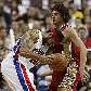 Wallace, dos Pistons, tenta passa por Varejão, dos Cavs, em jogo da NBA Wallace, dos Pistons, tenta passa por Varejão, dos Cavs, em jogo da NBA