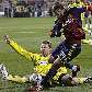 Chad Marshall, do Columbus Crew, bloqueia bola de Yura Movsisyan, do Real Salt Lake