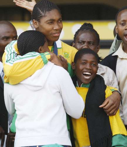 Atleta com o gênero sob suspeita é recebida com festa na África do Sul