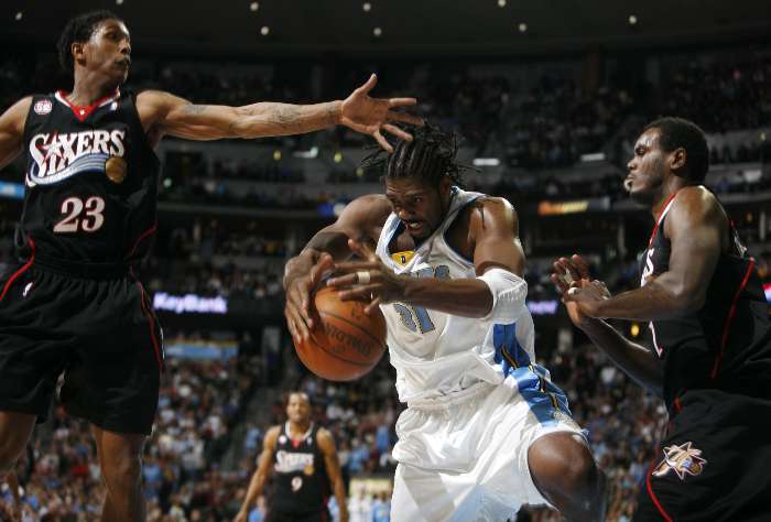Nenê encara marcação de Louis Williams, dos 76ers