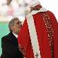 Tenor Placido Domingo ajoelha em frente ao papa Bento XVI Tenor Placido Domingo ajoelha em frente ao papa Bento XVI