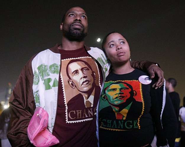 Casal democrata aguarda apuração das eleições no Grant Park, em Chicago