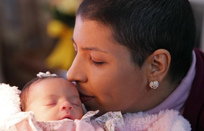 Simone Calixto morava no Canadá havia 8 anos e descobriu um câncer de mama durante a gravidez