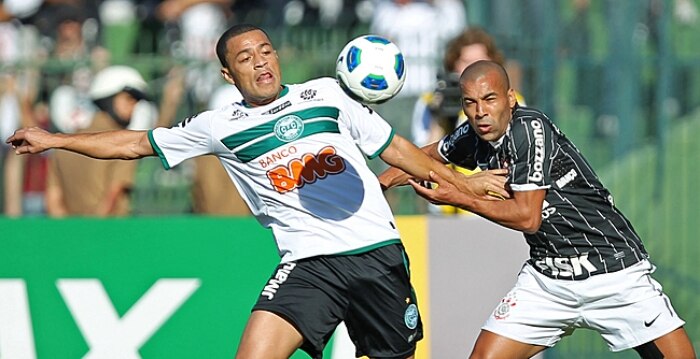 Emerson e Léo Gago disputam bola na derrota do Corinthians para o Coritiba por 1 a 0