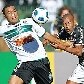 Emerson e Léo Gago disputam bola na derrota do Corinthians para o Coritiba por 1 a 0
