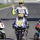 Hiroshi Aoyama (125 cc), Valentino Rossi (MotoGP) e Julian Simon (250 cc), os campeões de 2009