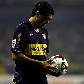 Riquelme, do Boca Juniors, observa a bola na derrota por 1 a 0 para o Defensor