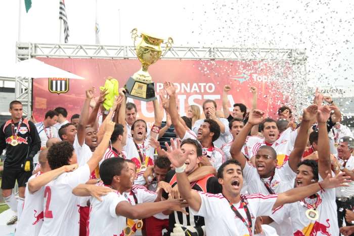 Jogadores do Red Bull erguem a taça de campeão paulista da Segunda Divisão (equivalente à quarta)