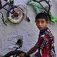 Menino palestino compra  pneu para sua bicicleta em loja de segunda mão de Al-Amari, Palestina