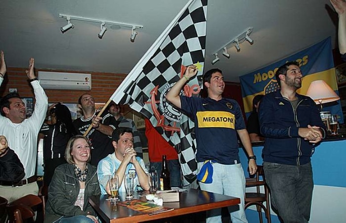 Final da Libertadores reúne argentinos e brasileiros em bar na Mooca