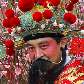 Artista fantasiado de Deus da Fortuna chinês posa junto a flores em Hong Kong Artista fantasiado de Deus da Fortuna chinês posa junto a flores em Hong Kong
