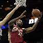 LeBron James passa pela marcação de Pachulia em vitória do Cavs sobre o Hawks