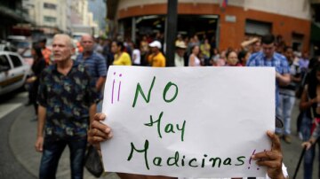 Venezuelanos protestam com receitas médicas para pedir ajuda internacional