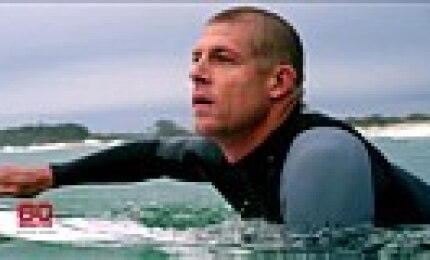 No retorno ao mar, Mick Fanning é surpreendido por mais um tubarão