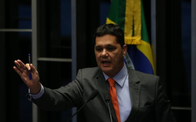 O senador Ricardo Ferraço (PSDB-ES), autor do projeto que proíbe a franquia de internet fixa