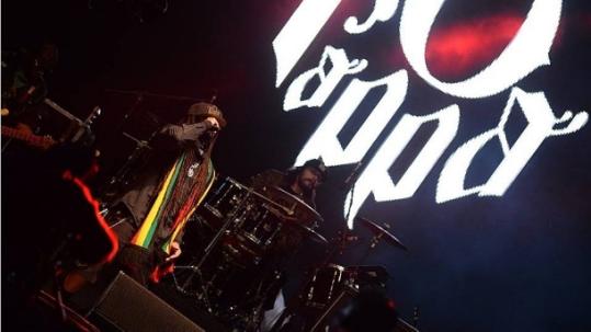 Em festival de música, banda e público protestam contra Copa