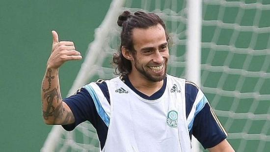 Valdivia admite chance de voltar a defender a seleção chilena