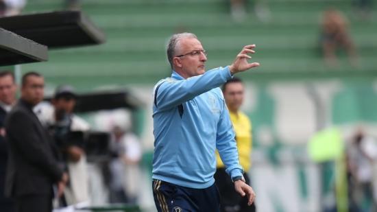 Após 13 jogos, Dorival tem números melhores do que Gareca