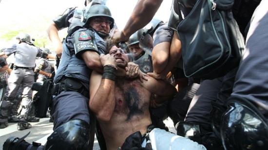 Repressão. Manifestante anti-Copa detido pela PM recebe spray de pimenta nos olhos