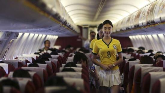 Aeromoças chinesas de camiseta do Brasil