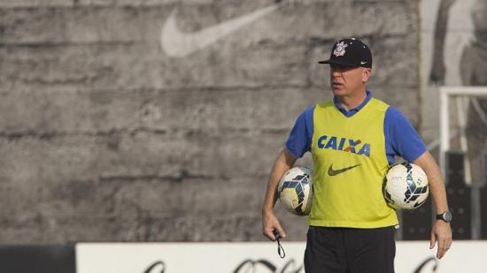 Mano Menezes tenta voltar às semifinais de 