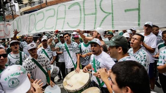 Torcida protesta, mas votação no Palmeiras é tranquila