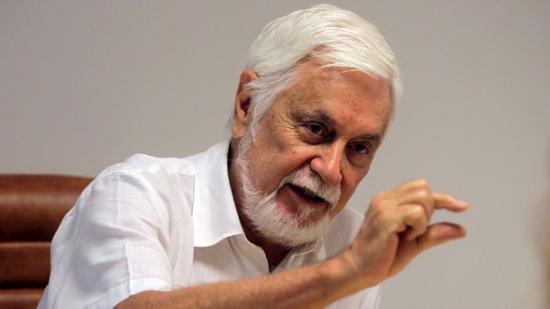 Economia está doente, diz Bacha