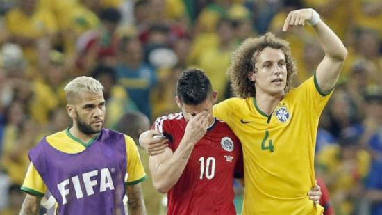 Após o término do jogo, jogadores brasileiros consolaram o jovem colombiano