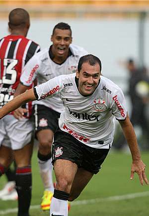 Danilo comemora gol de cabe&ccedil;a