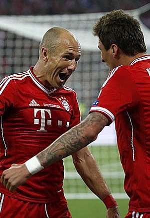 Robben comemora com Mandzukic