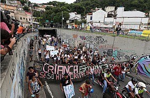 Manifestantes que partiram às 13 horas do Morro Pavão-Pavãozinho rumo ao cemitério São João Batista