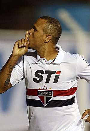 Luis Fabiano marca dois gols na vitória do São Paulo