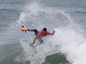 Mineirinho &eacute; primeiro do ranking no Mundial de surfe - Marcelo Sayao/EFE